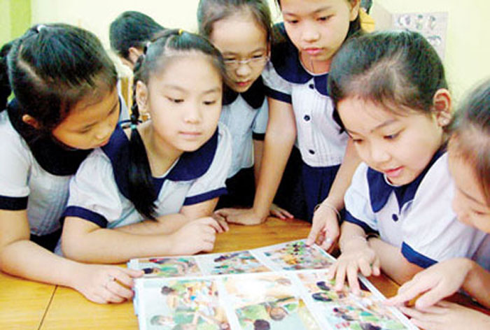 Học sinh đang thao luận nhóm trong giơg học Tiếng Việt